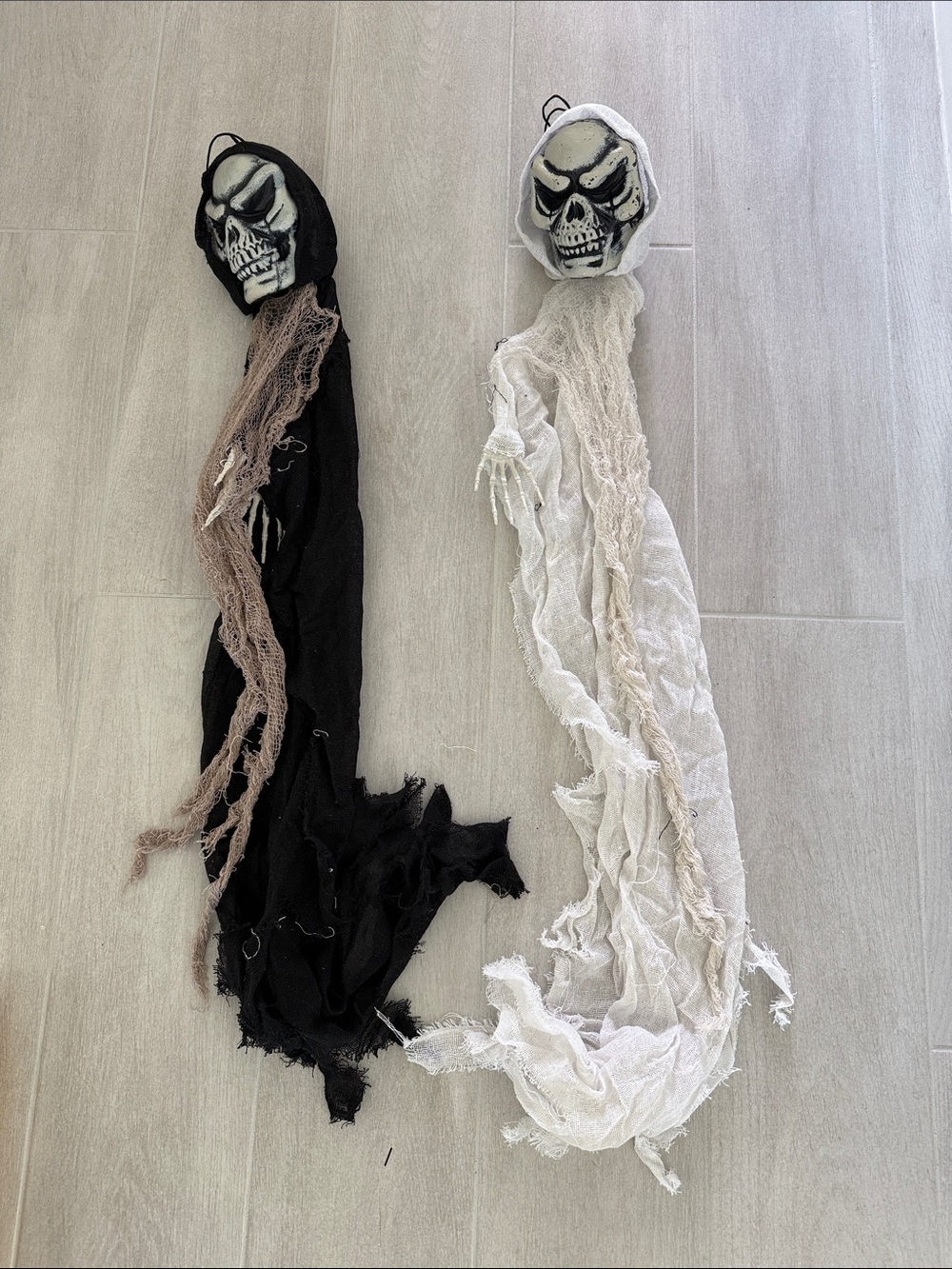 Halloween Hanging Skeleton Ghost Décor - Black & White
